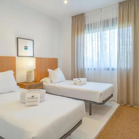 Apartmán Amazing In With 3 Bedrooms, Wifi And Outdoor Swimming Pool *